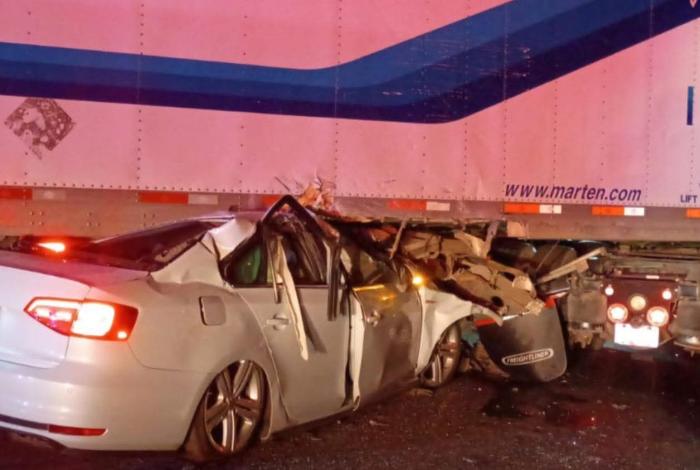 Aparatoso choque entre tráiler y compacto deja dos decesos y un herido grave