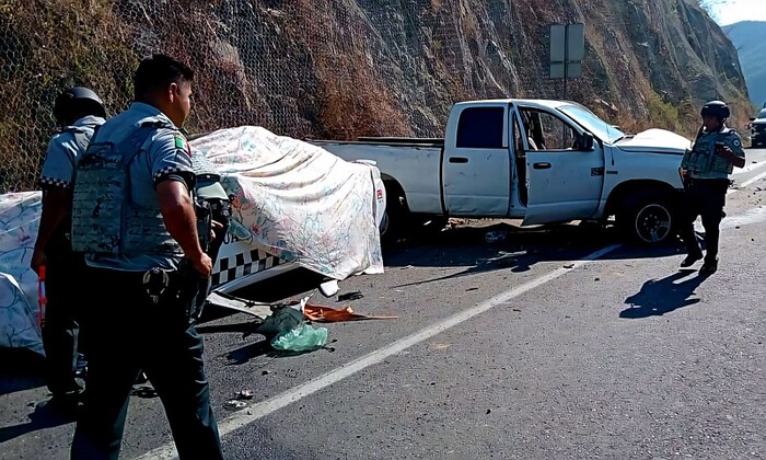 Aparatoso choque frontal deja 4 heridos en la Autopista Siglo XXI