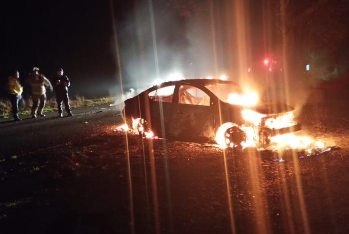 Aparece vehículo calcinado en Pátzcuaro; podría estar ligado a la desaparición de taxista