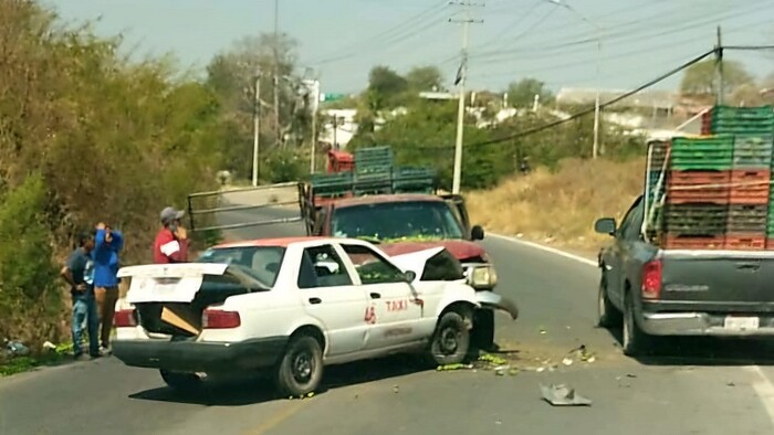 Apatzingán: Choque frontal entre camioneta de carga y taxi deja 3 heridos