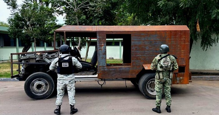 Apatzingán: Fuerzas del orden abaten a uno y aseguran camión monstruo