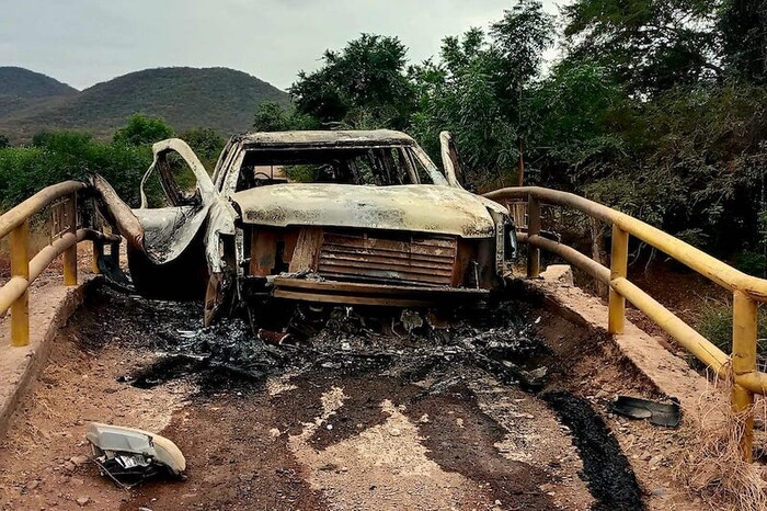 Apatzingán: Hallan dos cuerpos calcinados en camioneta blindada que estalló