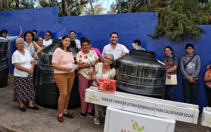 Apoya Hugo Servín a 18 familias con paquetes de calentador solar