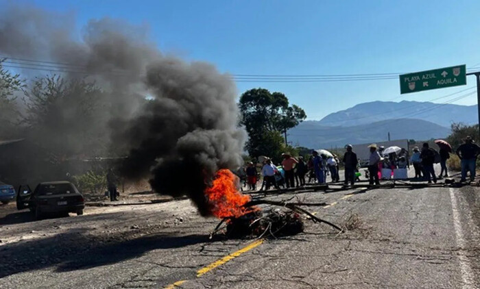 Aquila: maestros bloquean carretera costera