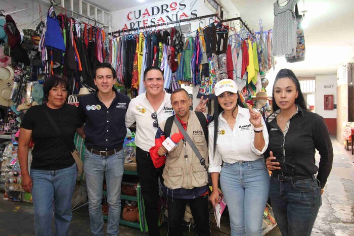 Araceli Saucedo visita el mercado de La Charanda de Uruapan