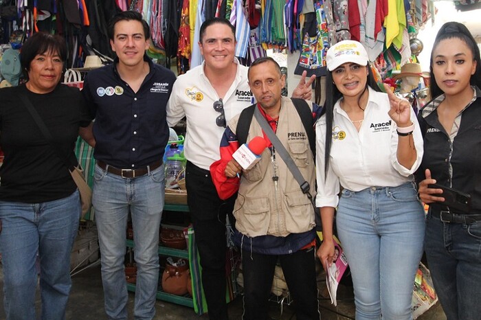 Araceli Saucedo visita el mercado de La Charanda de Uruapan