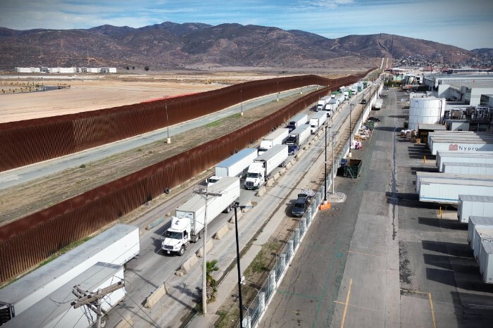 Aranceles han afectado a 200 mil tractocamiones; están varados en patios, puertos o en la frontera