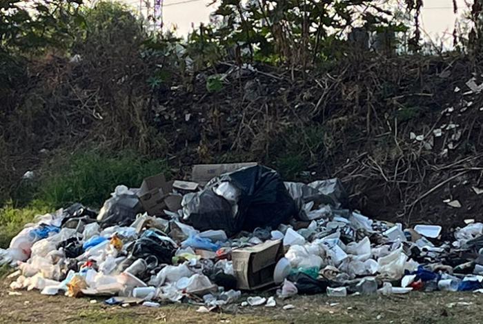 Arboretum y canchas de futbol de Tres Puentes, abarrotadas de basura