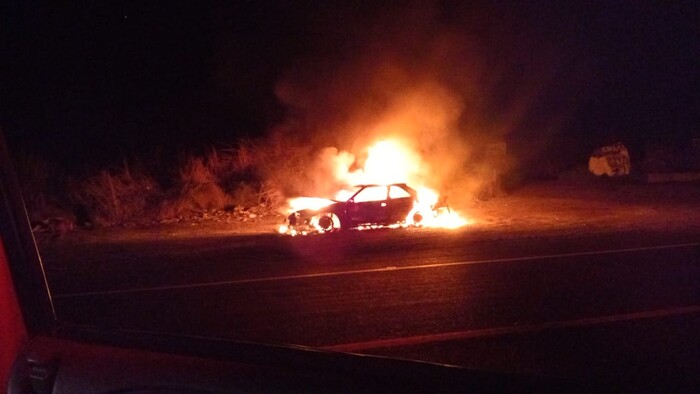 Arde auto compacto en la Autopista Siglo XXI