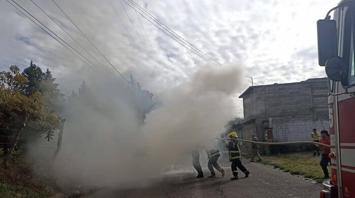 Arde auto compacto por falla mecánica