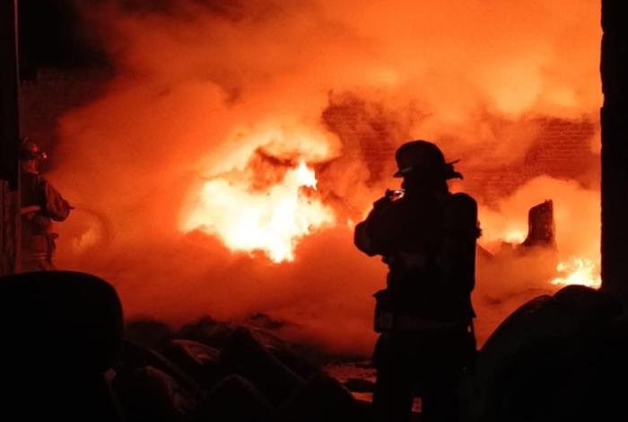 Arde bodega de llantas abandonadas en la colonia Los Ángeles de Morelia