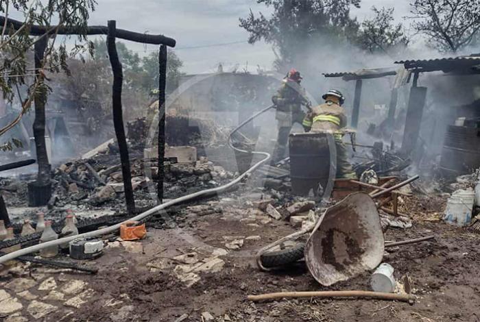 Arde casa de madera en El Edén, en Morelia