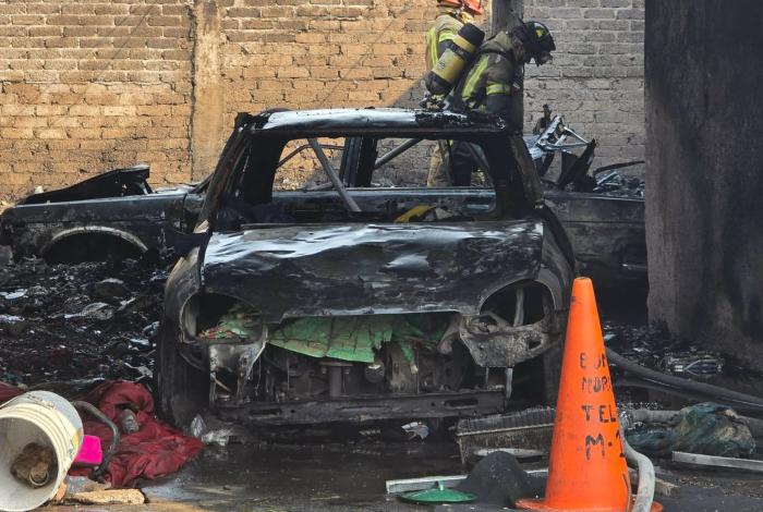 Arde casa en obra negra en la Esther Tapia de Morelia; dos autos terminan calcinados