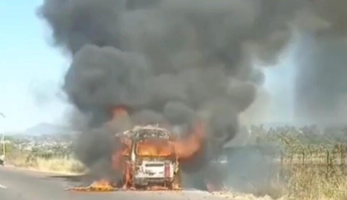 Arde combi de la ruta Roja en Lázaro Cárdenas