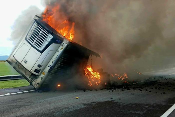 Arde remolque de tractocamión en la Morelia-Salamanca