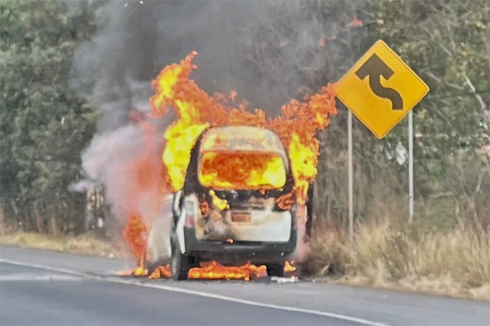 Arde tractocamión en Copándaro y se quema combi en Huiramba