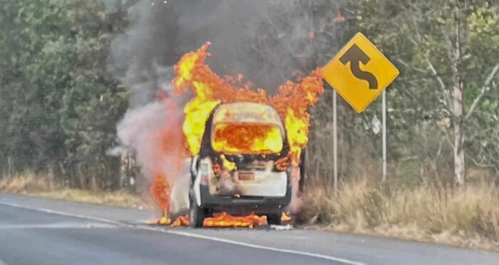 Arde tractocamión en Copándaro y se quema combi en Huiramba