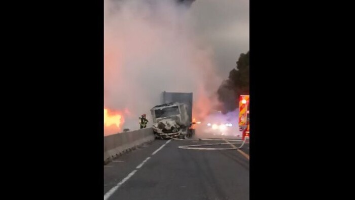 Arde tráiler doble semi remolque con todo y su carga de combustible en la Siglo XXI