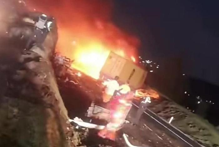 Arde tráiler tras accidente en la México-Guadalajara