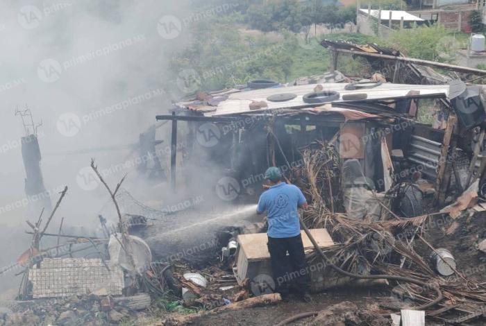 Arde vivienda de madera en la Bicentenario, en Apatzingán