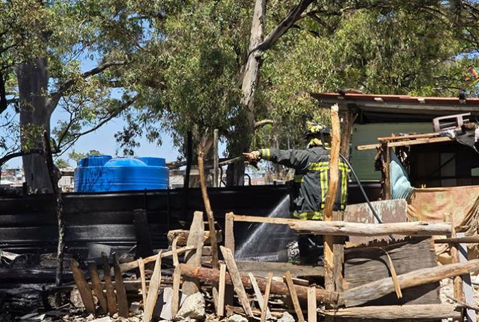 Arde vivienda de madera en la colonia irregular El Polvorín, al poniente de Morelia