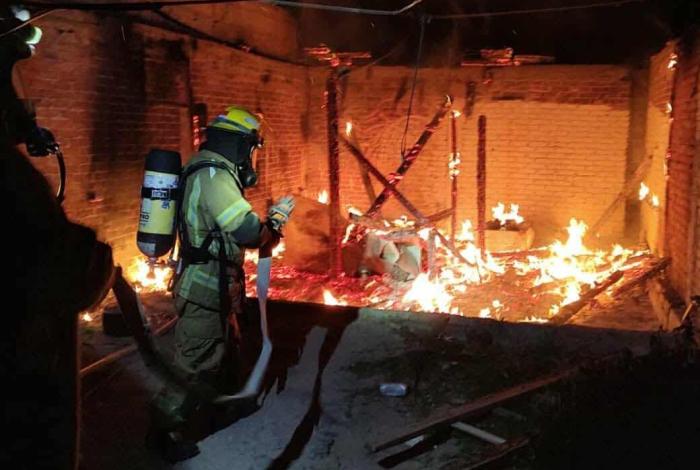 Arde vivienda en la colonia Torreón Nuevo, al norte de Morelia