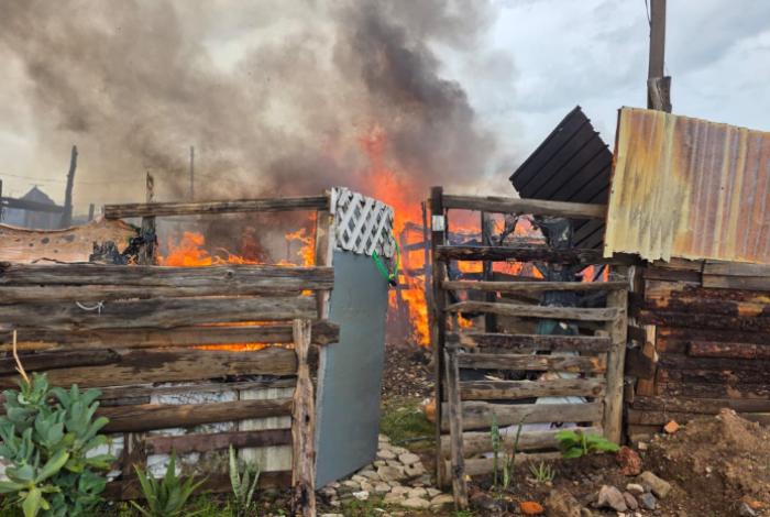 Arden 7 casas de madera en la colonia irregular El Polvorín, Morelia