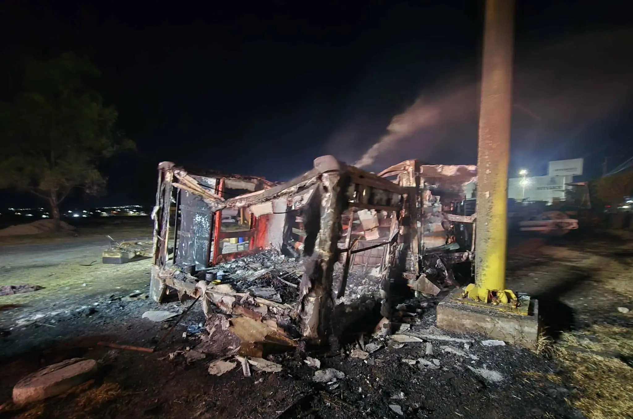 Arden dos cajas de camioneta se incendiaron al norte de Morelia