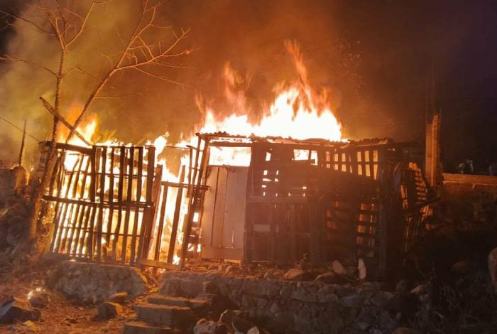 Arden dos casas de madera en Cumbres del Quinceo, Morelia