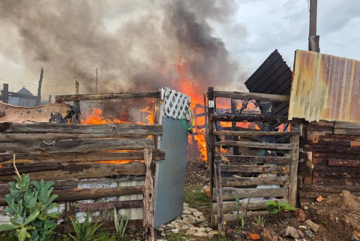 Arden siete casas de madera y cartón en la colonia irregular El Polvorín