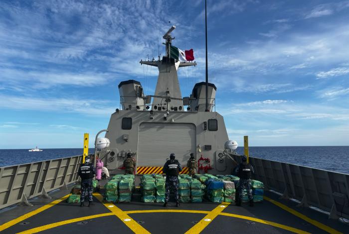 Armada de México y Guardia Costera de EU aseguran 188 bultos de cocaína
