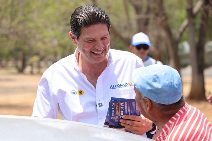 Arranca Alfonso Martínez volanteo en cruceros y anuncia que recorrerá todo Morelia