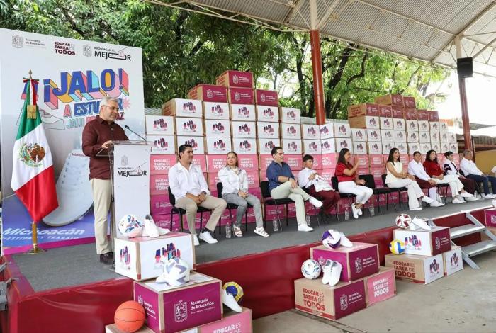 Arranca Bedolla tercera dotación de tenis a estudiantes de secundarias