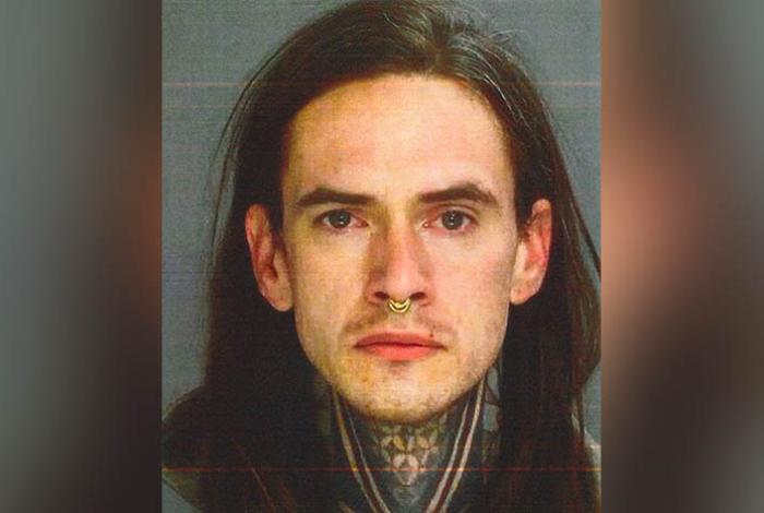 Arrestan a un hombre en EUA por tener más de 100 restos humanos en su casa; los robaba de panteones