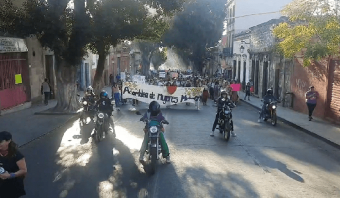 Arriba la marcha de la Asamblea de Mujeres al Centro Histórico