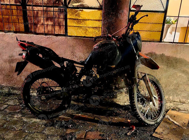 Arrojan bomba molotov e incendian motocicleta en Uruapan