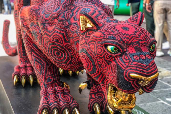 Arte wixárika y fútbol se fusionan en la obra de César Menchaca que se expone en Morelia