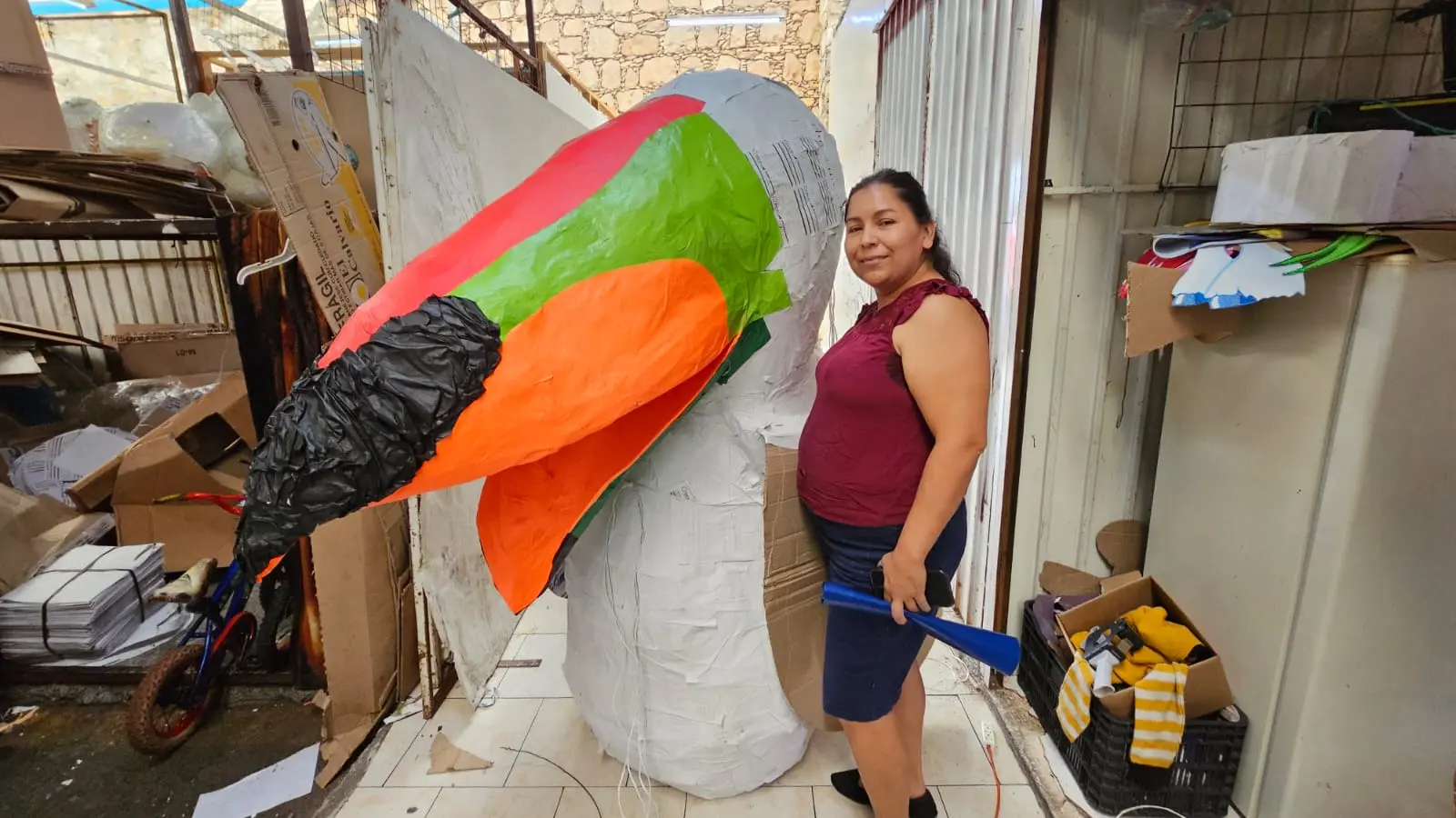 Artesana moreliana crea mega piñata para celebración del orgullo LGBT