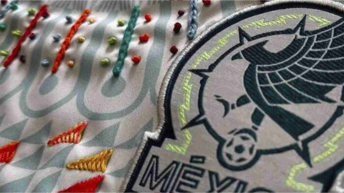 Artesanas de Puebla bordan a mano playera de la Selección Mexicana