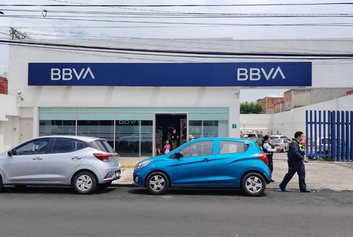 Asaltan a cuentahabiente afuera de banco BBVA en Morelia