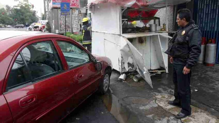 Asaltante muere prensado por auto poco después de realizar atraco a chofer