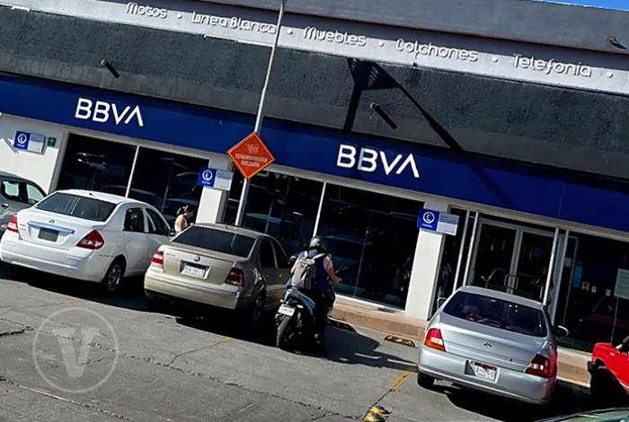 Asalto millonario en Morelia: Motociclista roba más de 1.8 mdp dentro de un BBVA