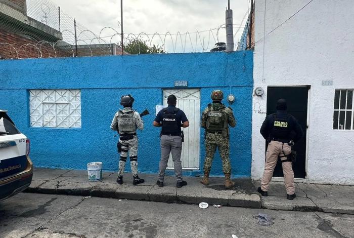 Asegura FGE narcótico, localiza motocicleta con reporte de robo y detiene a dos personas durante cateo en Morelia