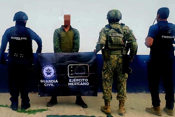 Aseguran a hombre armado con equipo táctico y vehículos robados en Apatzingán