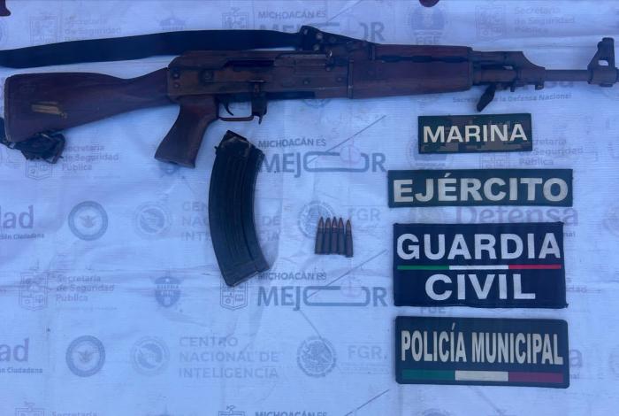 Aseguran arma larga abandonada en Los Coyotes