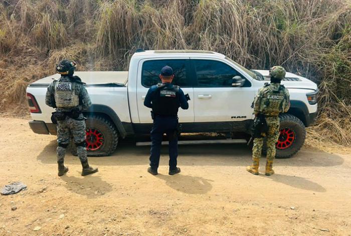 Aseguran camioneta blindada con alteraciones en Lázaro Cárdenas durante operativo