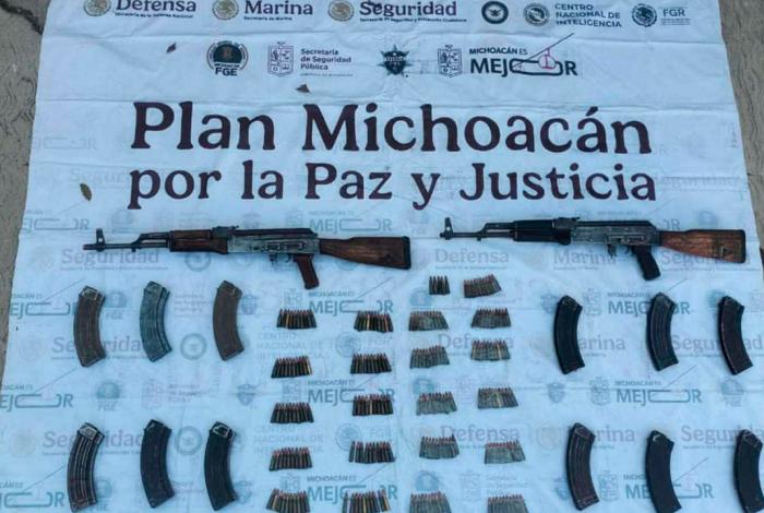 Aseguran camioneta robada con arsenal tras operativo en Acahuato, Apatzingán