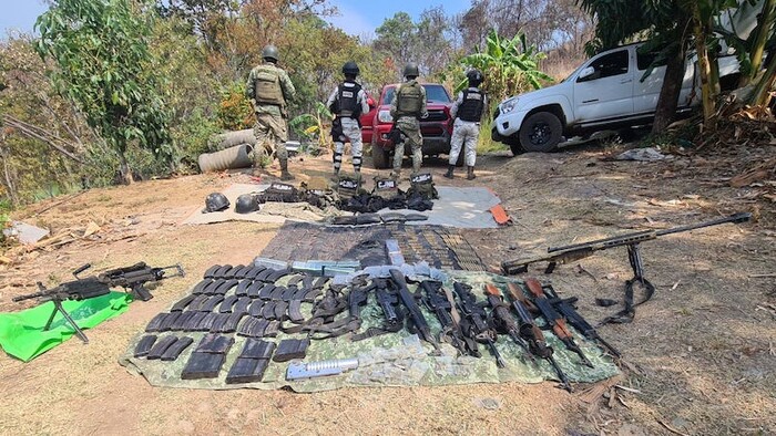 Aseguran campamento clandestino y arsenal en Uruapan