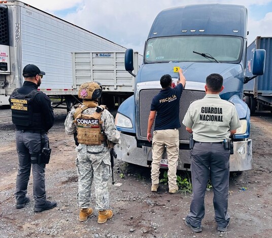 Aseguran cuatro tráilers y una camionera robados