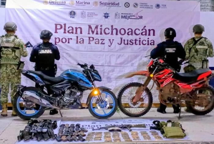 Aseguran dos motos, cartuchos y equipo táctico en Apatzingán